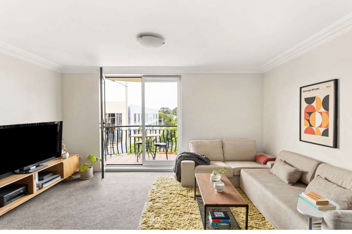 Stunning 3 bedroom apartment with modern features in a prime location 