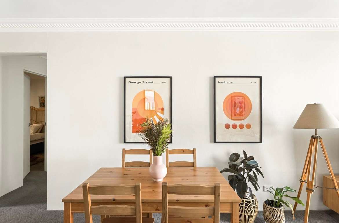 Stunning 3 bedroom apartment with modern features in a prime location 