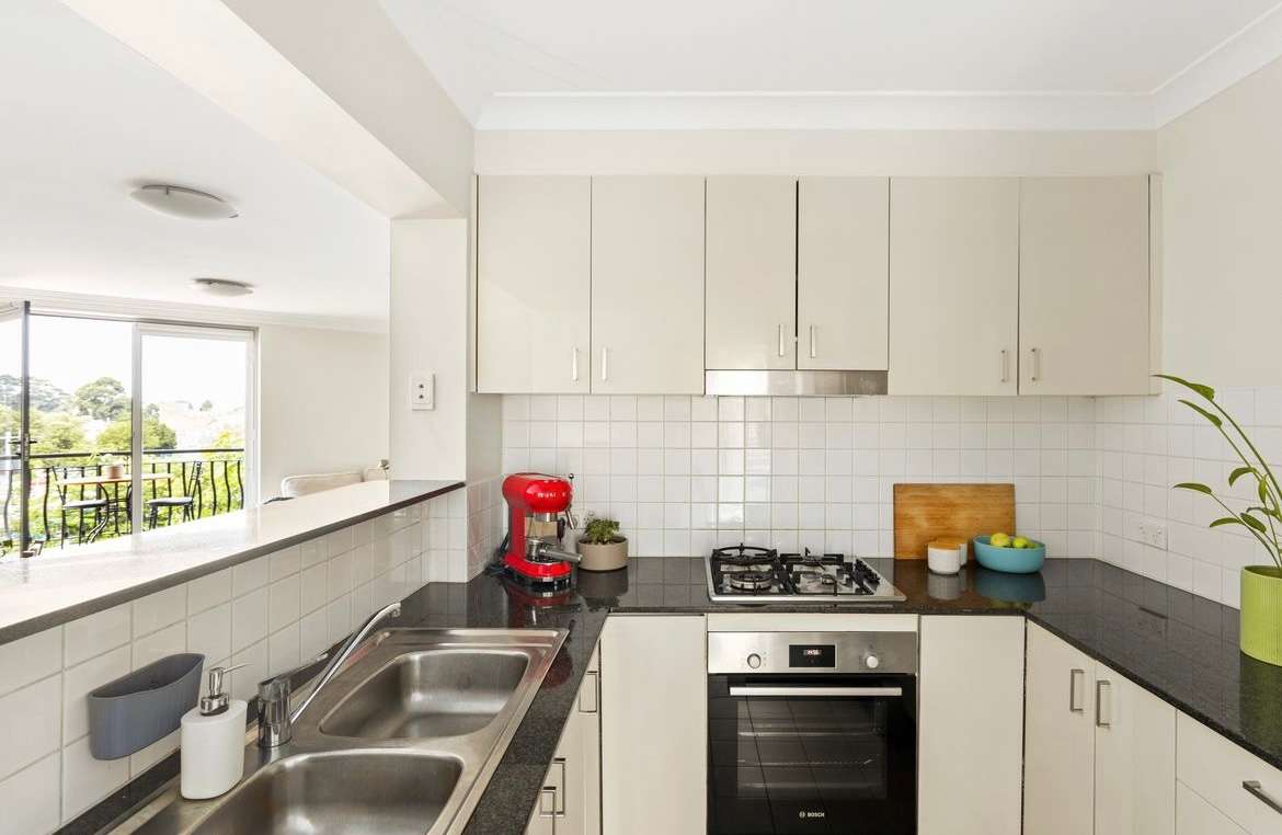 Stunning 3 bedroom apartment with modern features in a prime location 