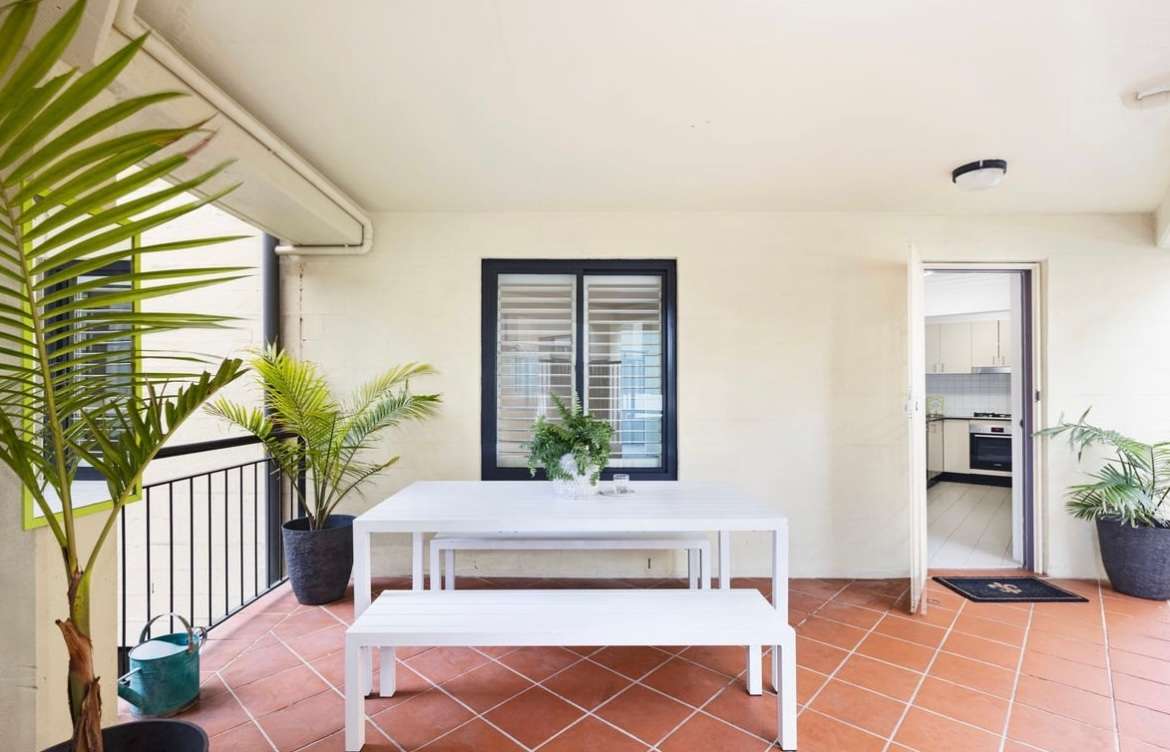 Stunning 3 bedroom apartment with modern features in a prime location 